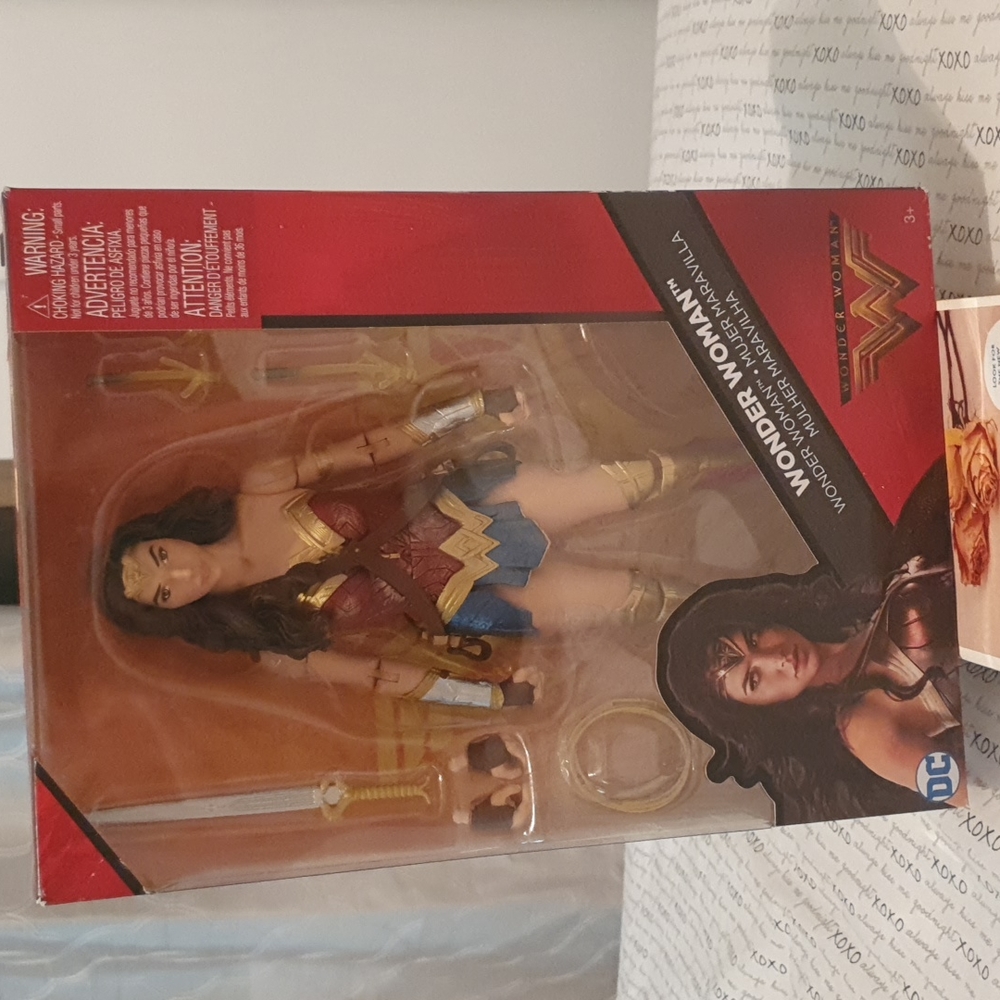 WONDER WOMAN FIGURE